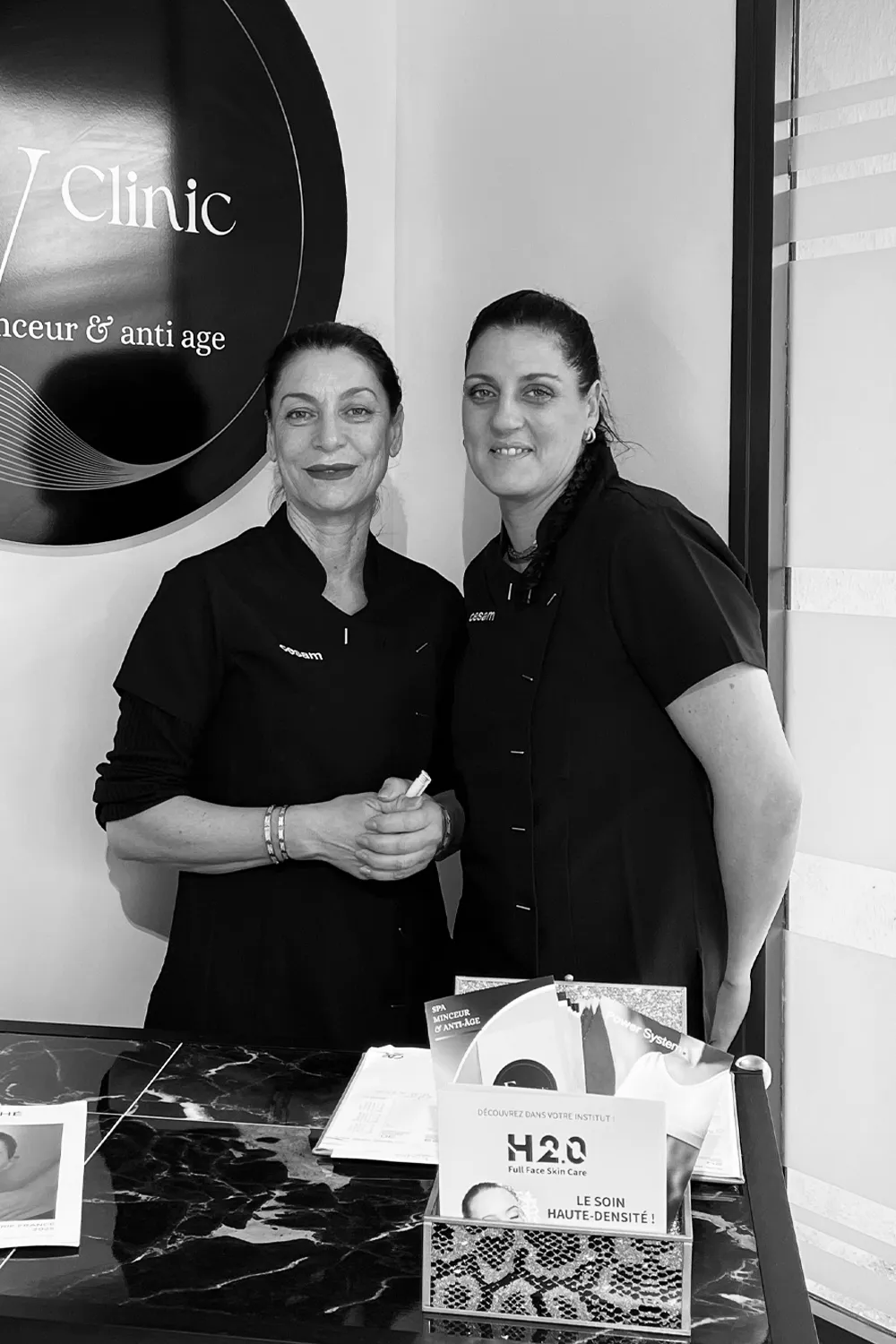 Portrait d’Eva et Elline, fondatrices d’EV Clinic, accueillant leurs clients dans le hall