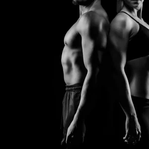 Homme et femme sportifs avec une silhouette tonique, illustrant les soins minceur EV Clinic