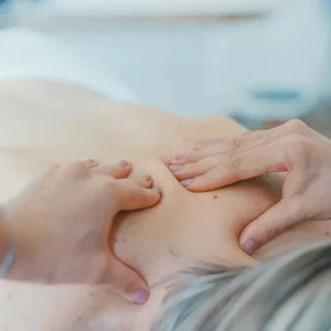 Massage thérapeutique du dos, illustrant les soins médicaux chez EV Clinic