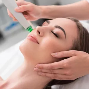 Jeune femme recevant un soin skin care du visage, illustrant les soins anti-âge EV Clinic